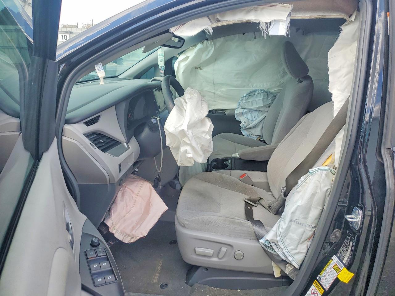 2015 TOYOTA SIENNA LE 8-PASSENGER photo 7