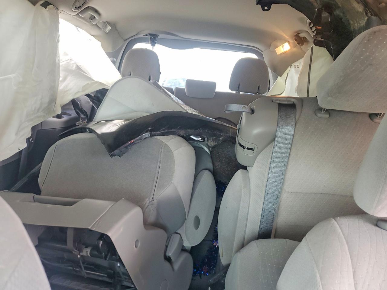 2015 TOYOTA SIENNA LE 8-PASSENGER photo 10