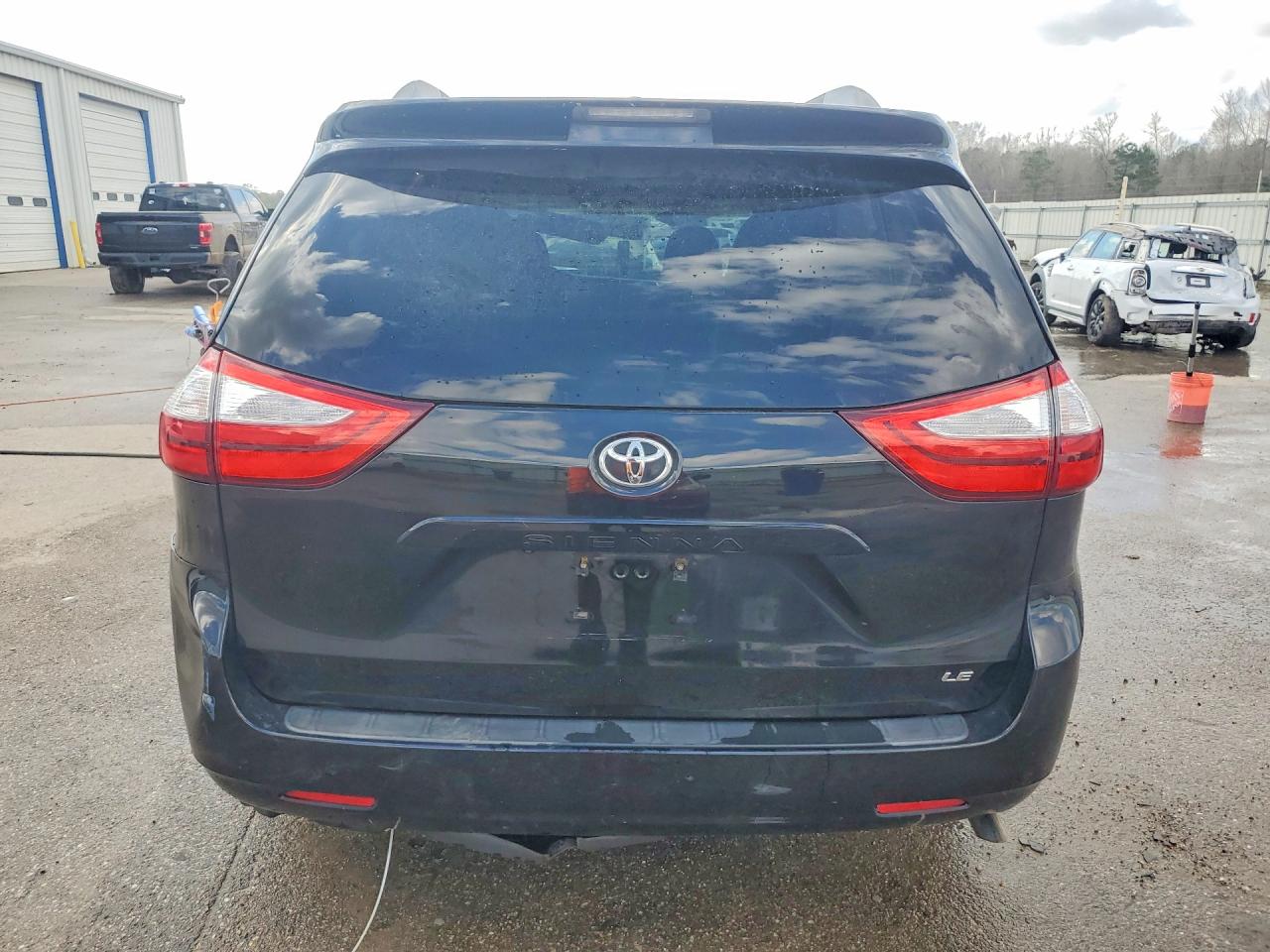 2015 TOYOTA SIENNA LE 8-PASSENGER photo 6