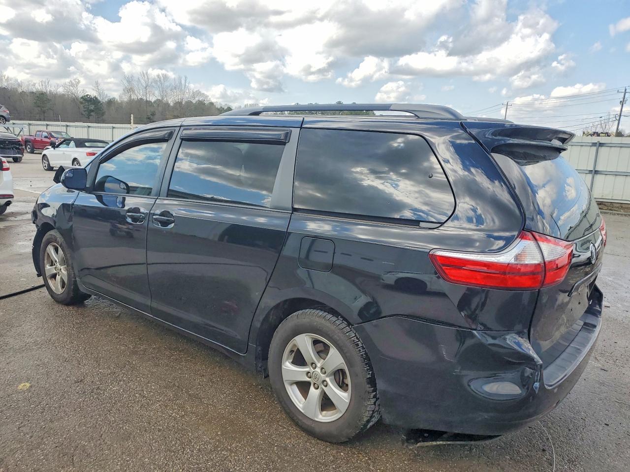 2015 TOYOTA SIENNA LE 8-PASSENGER photo 2