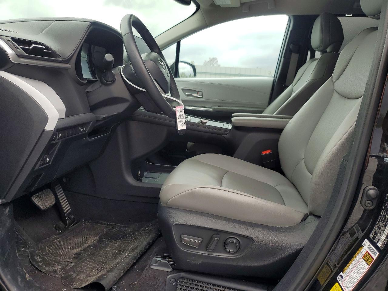 2025 TOYOTA SIENNA XLE 8-PASSENGER photo 13