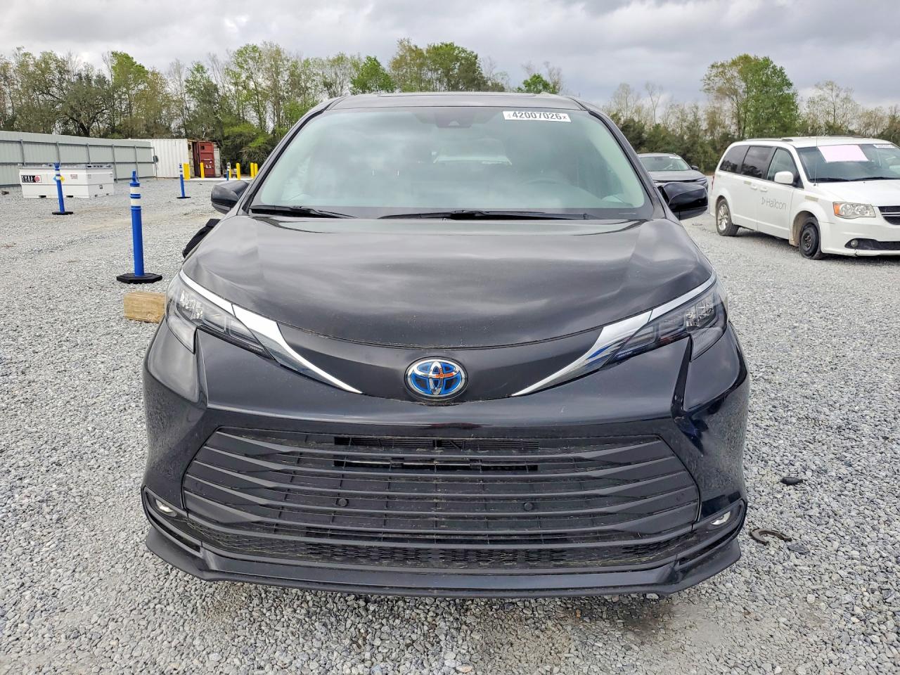 2025 TOYOTA SIENNA XLE 8-PASSENGER photo 9