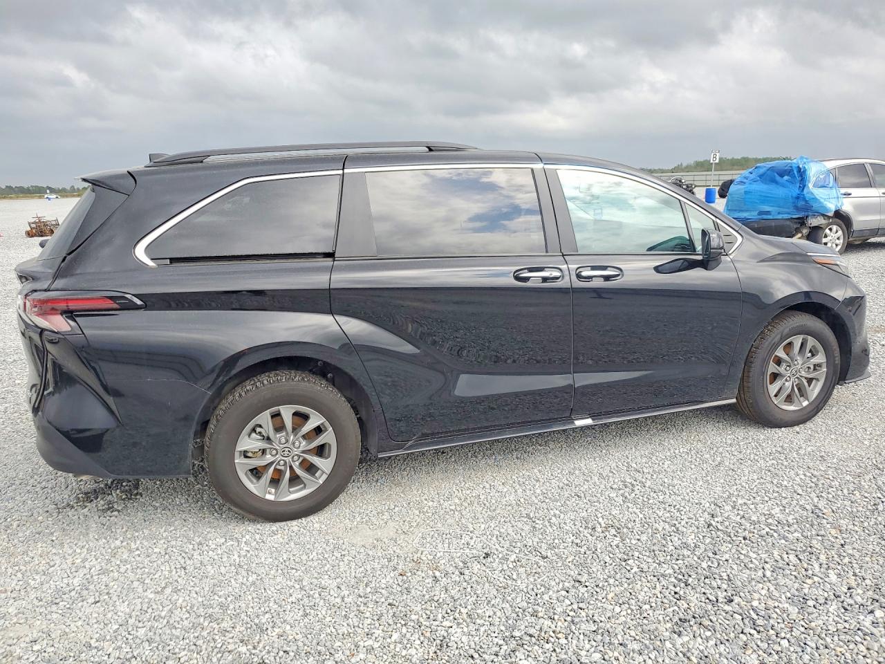 2025 TOYOTA SIENNA XLE 8-PASSENGER photo 5