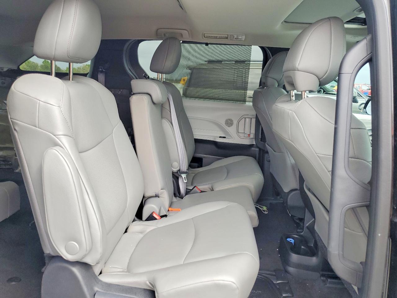 2025 TOYOTA SIENNA XLE 8-PASSENGER photo 21