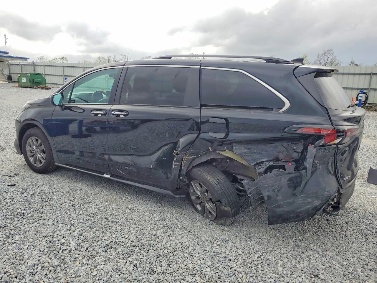 2025 TOYOTA SIENNA XLE 8-PASSENGER photo 3