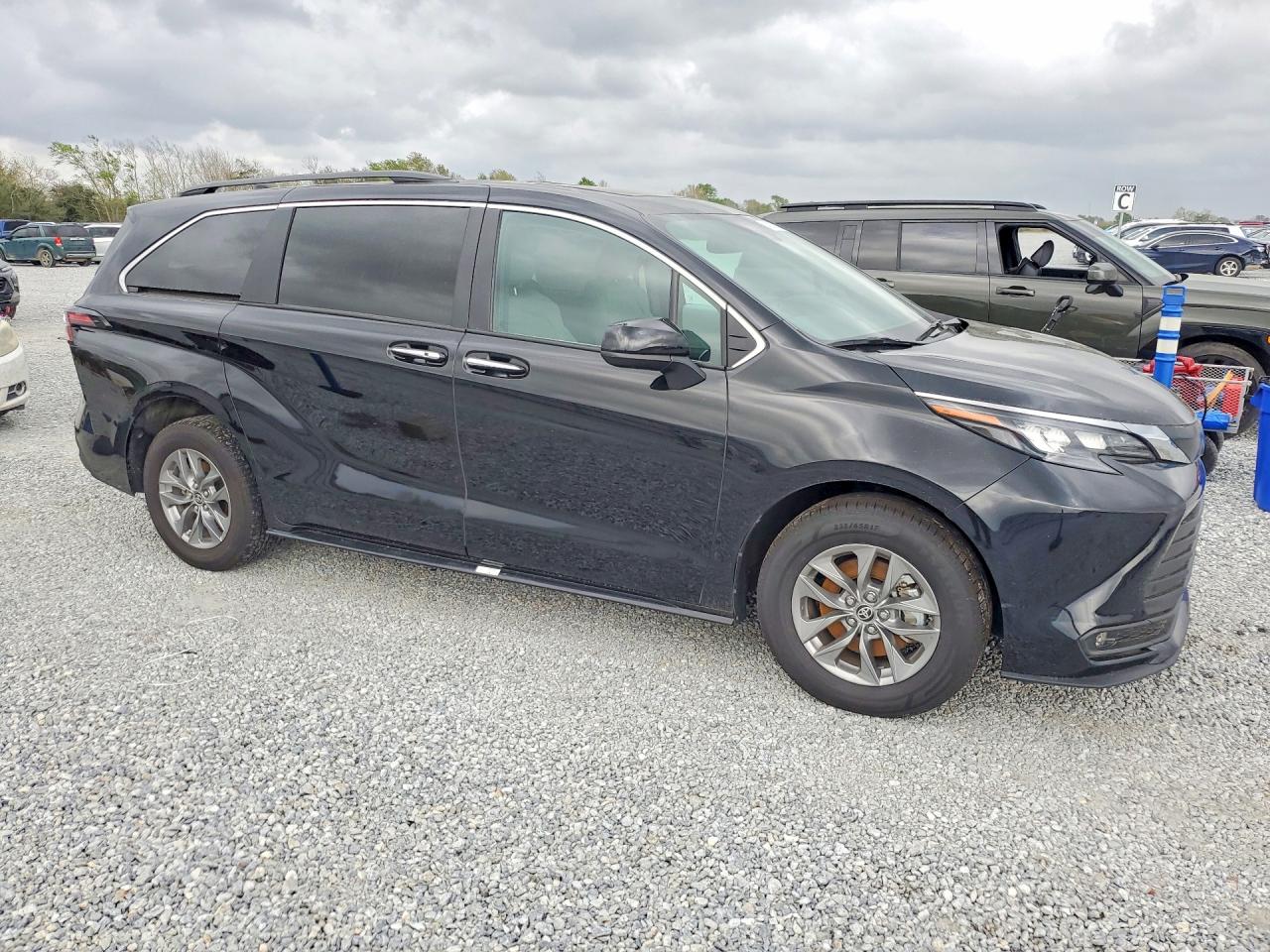 2025 TOYOTA SIENNA XLE 8-PASSENGER photo 7