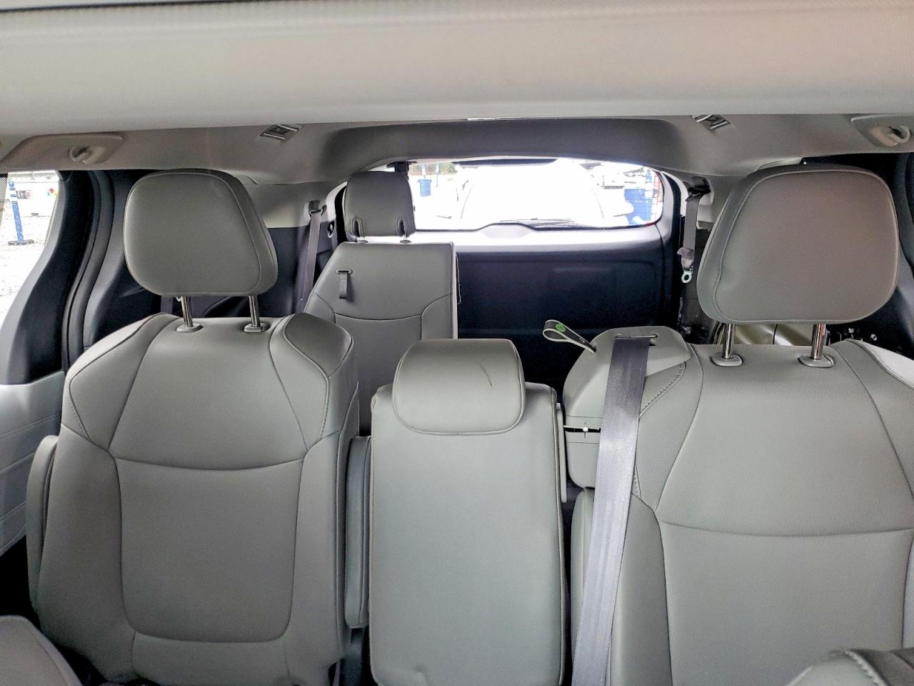 2025 TOYOTA SIENNA XLE 8-PASSENGER photo 19