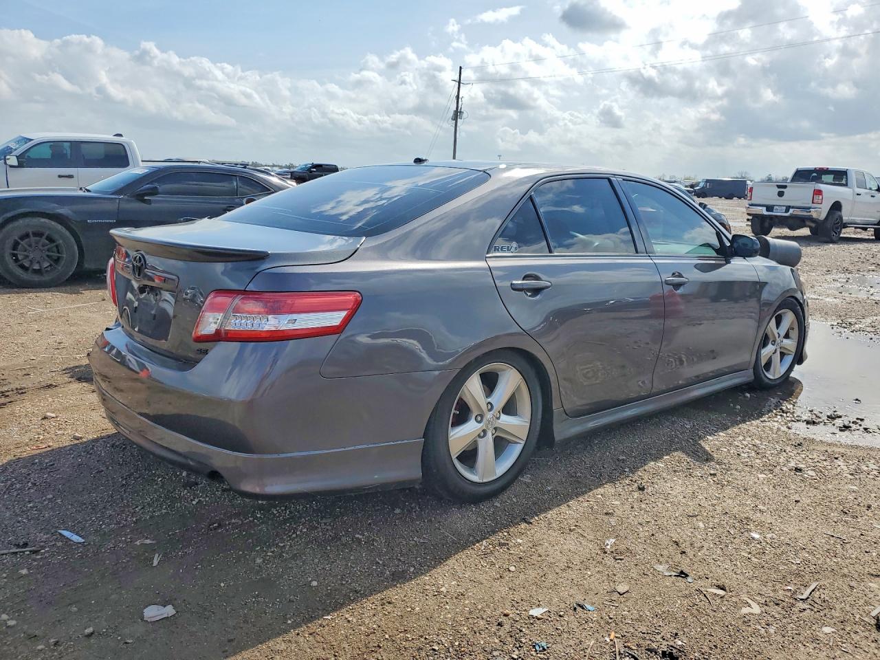 2011 TOYOTA CAMRY SE photo 5
