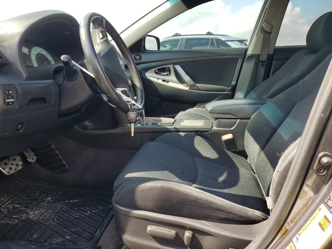 2011 TOYOTA CAMRY SE photo 13