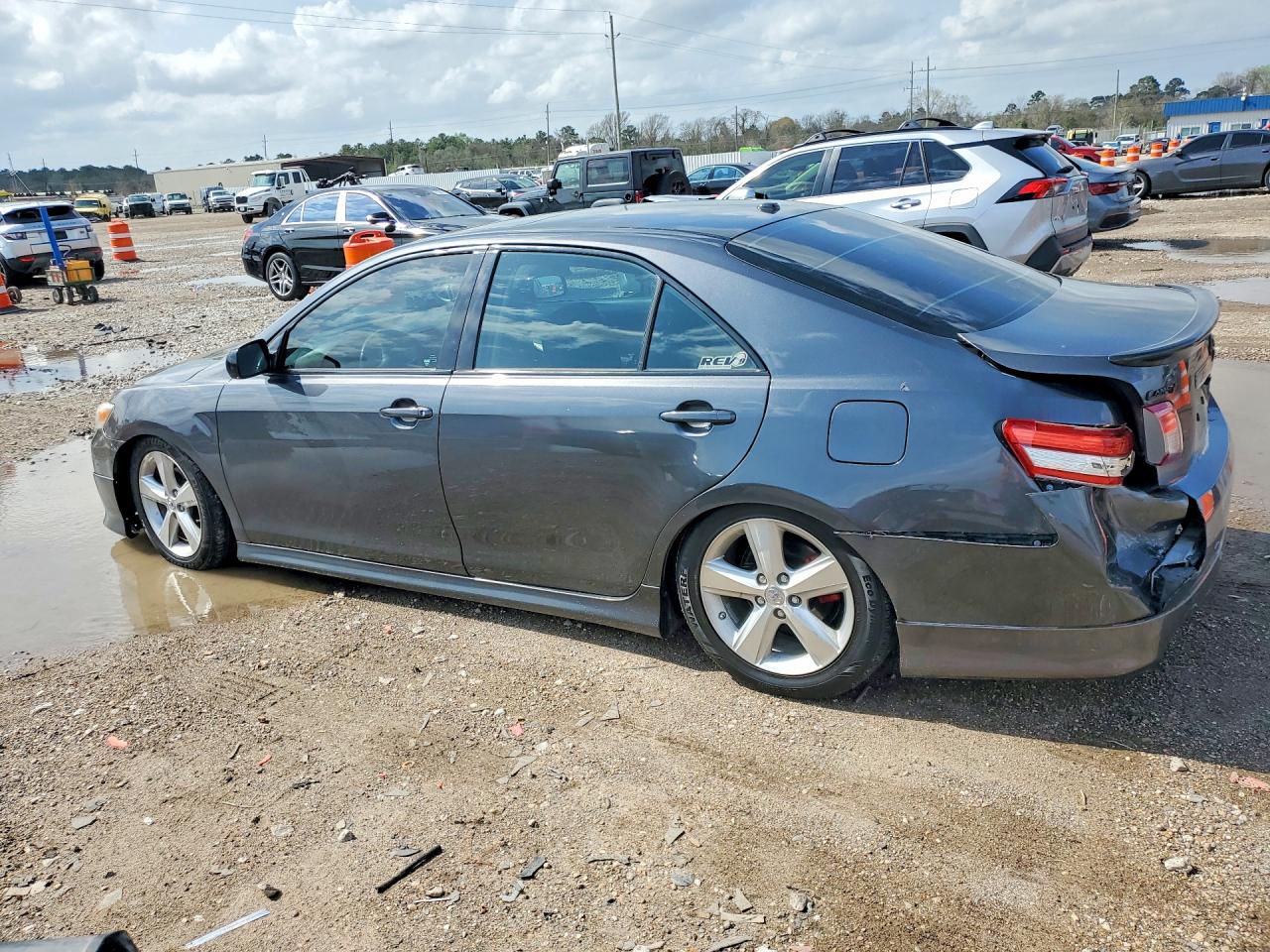2011 TOYOTA CAMRY SE photo 3