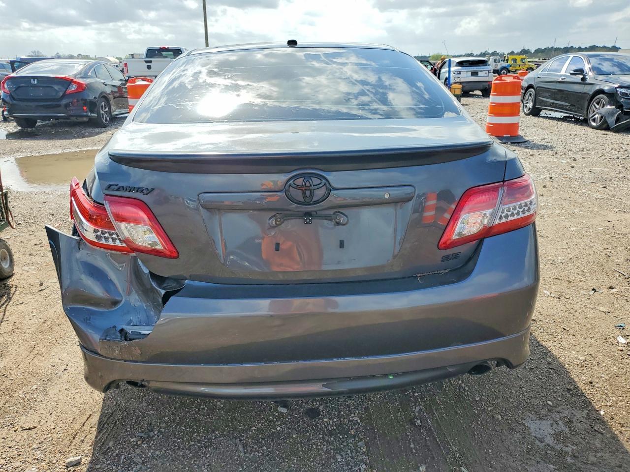 2011 TOYOTA CAMRY SE photo 11