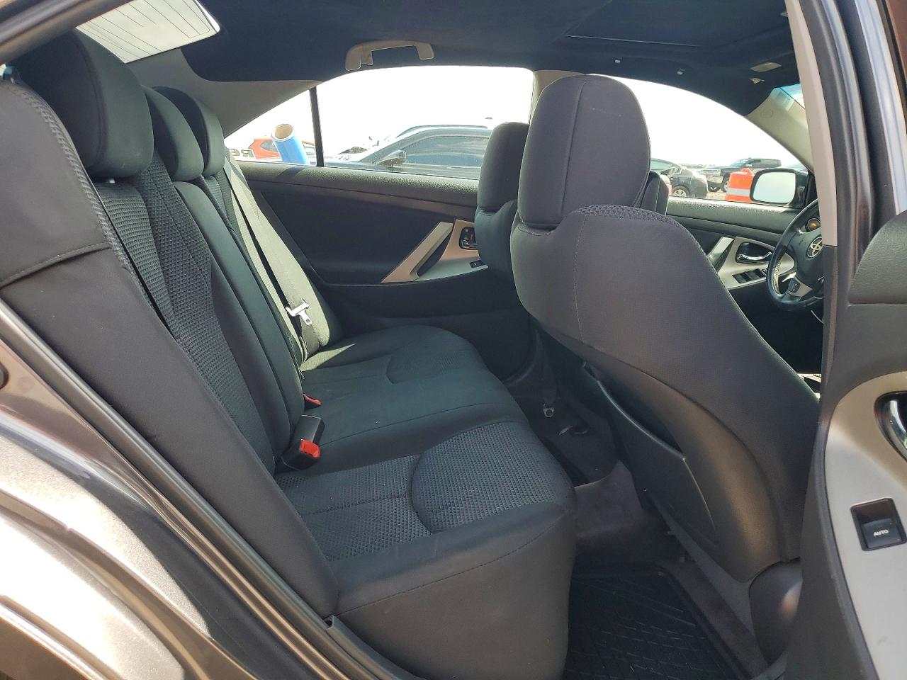 2011 TOYOTA CAMRY SE photo 19