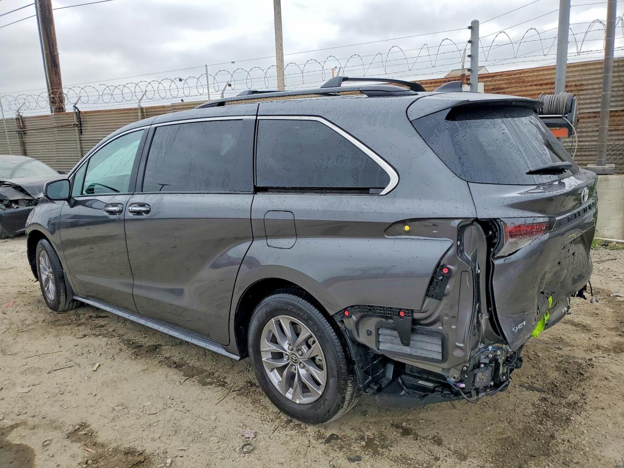 2025 TOYOTA SIENNA XLE 8-PASSENGER photo 4