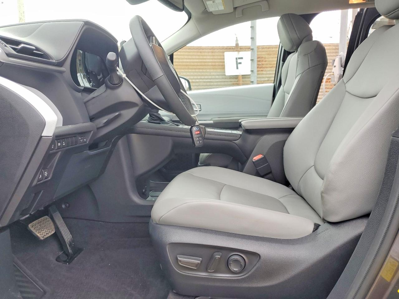 2025 TOYOTA SIENNA XLE 8-PASSENGER photo 17