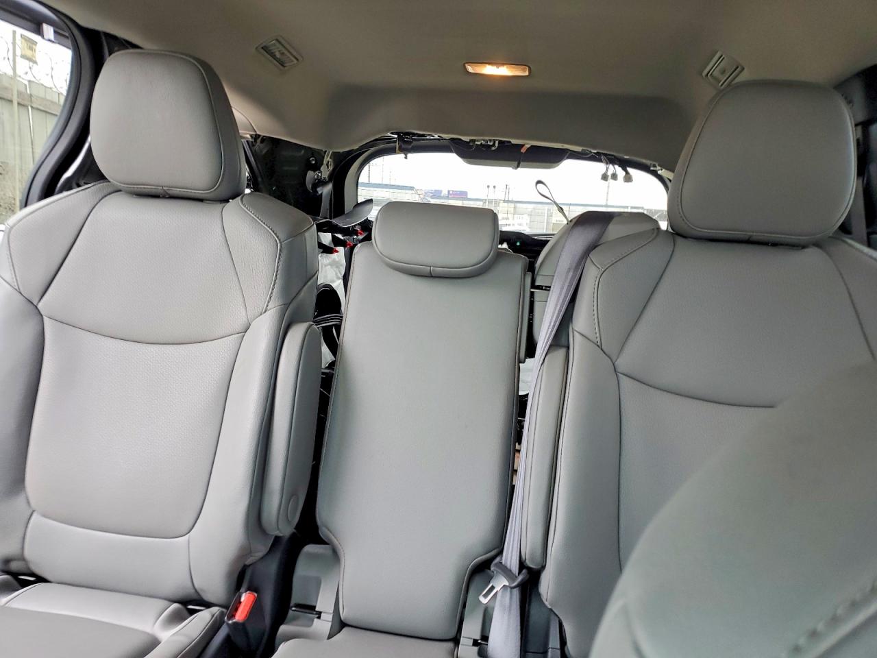 2025 TOYOTA SIENNA XLE 8-PASSENGER photo 25