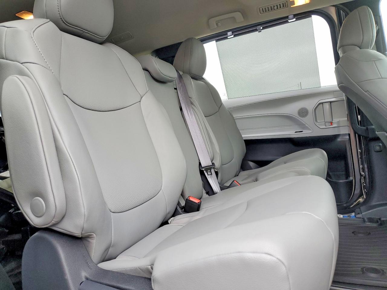 2025 TOYOTA SIENNA XLE 8-PASSENGER photo 28