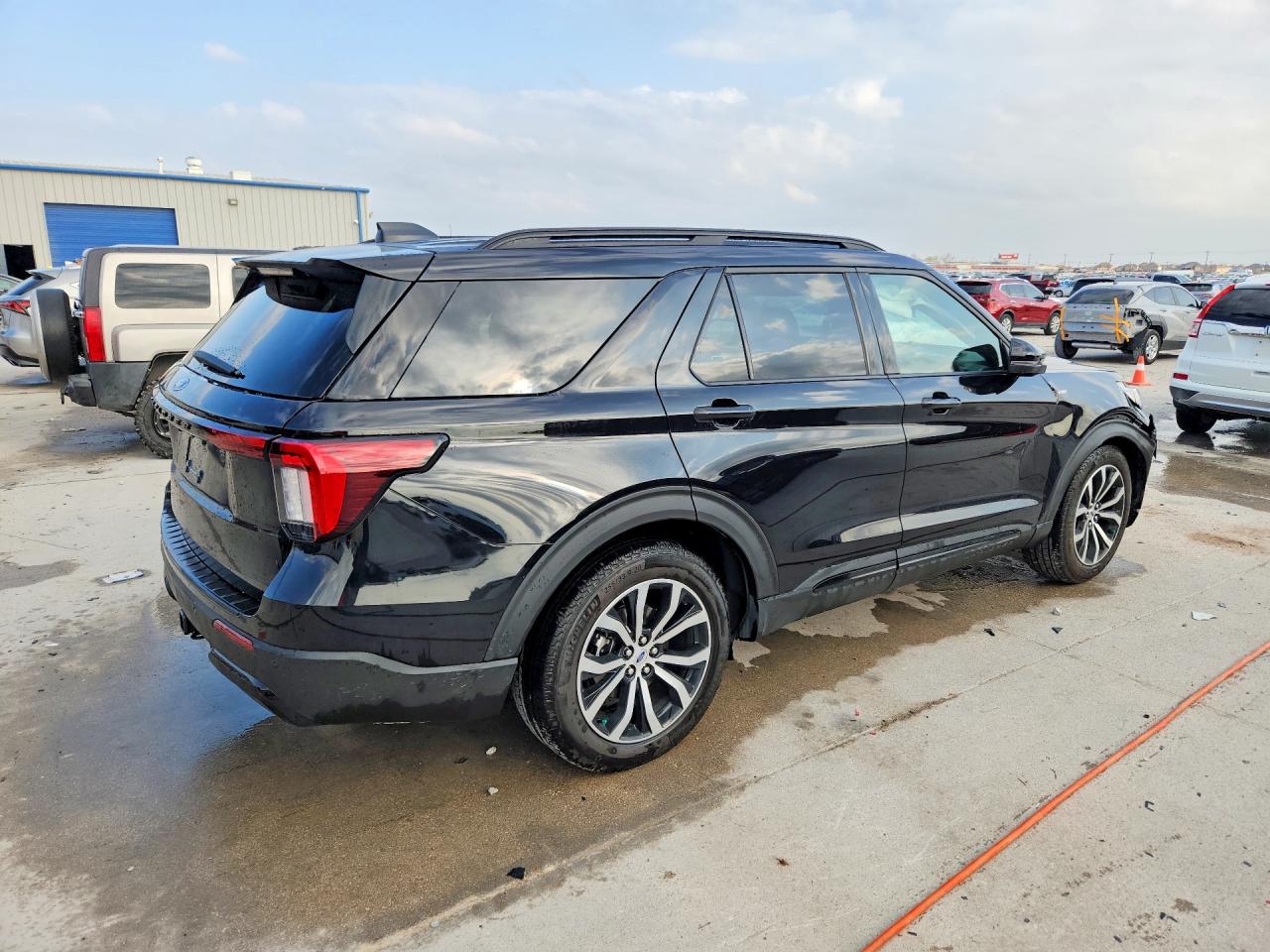 2025 FORD EXPLORER ST-LINE photo 5