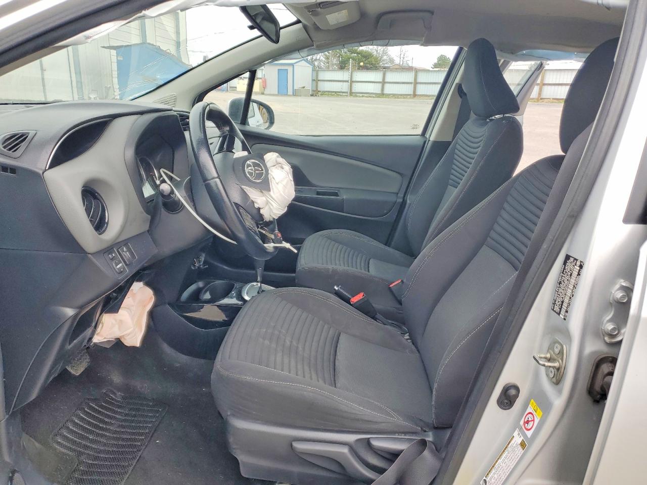 2016 TOYOTA YARIS photo 13