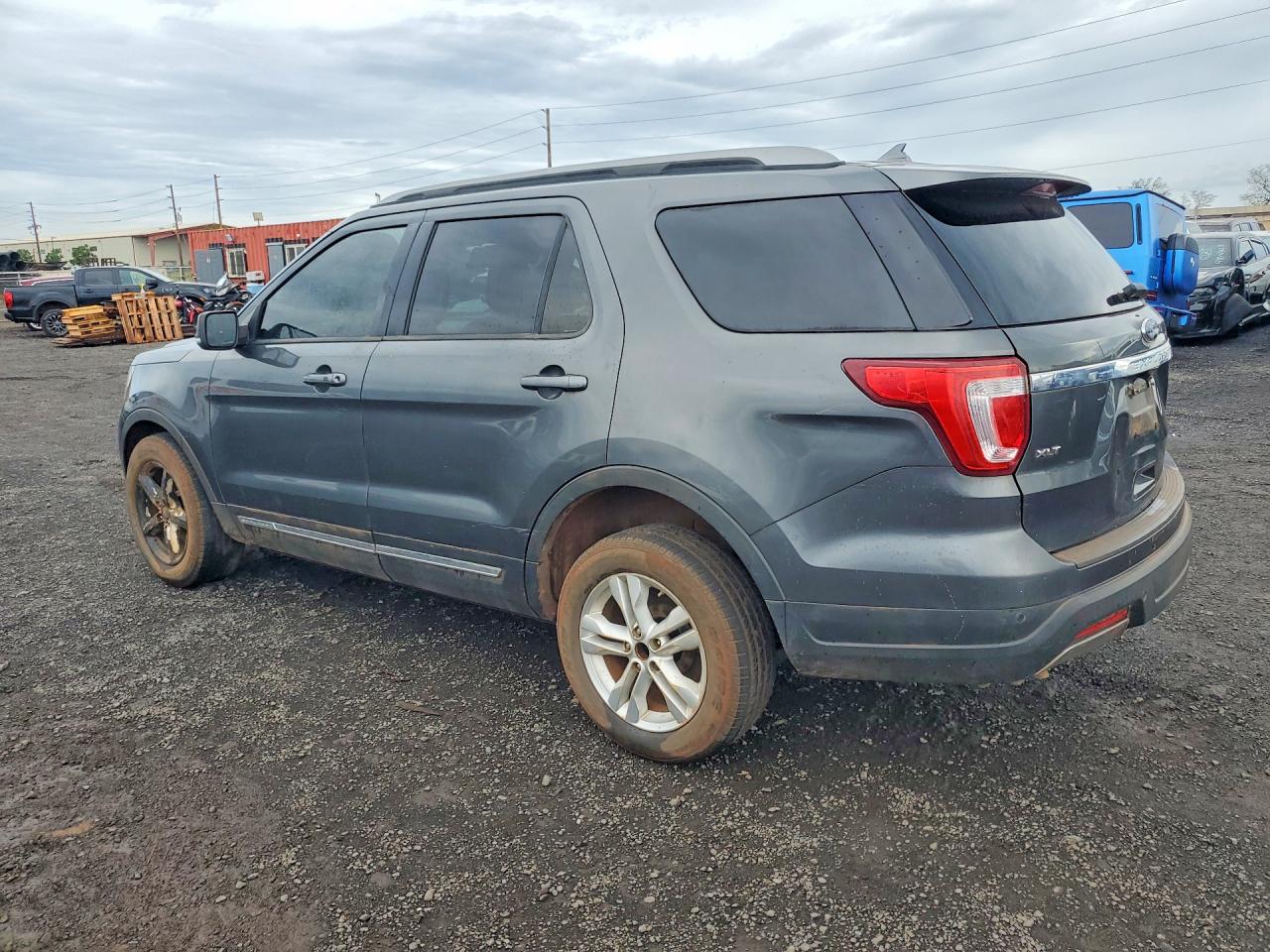 2019 FORD EXPLORER XLT photo 3