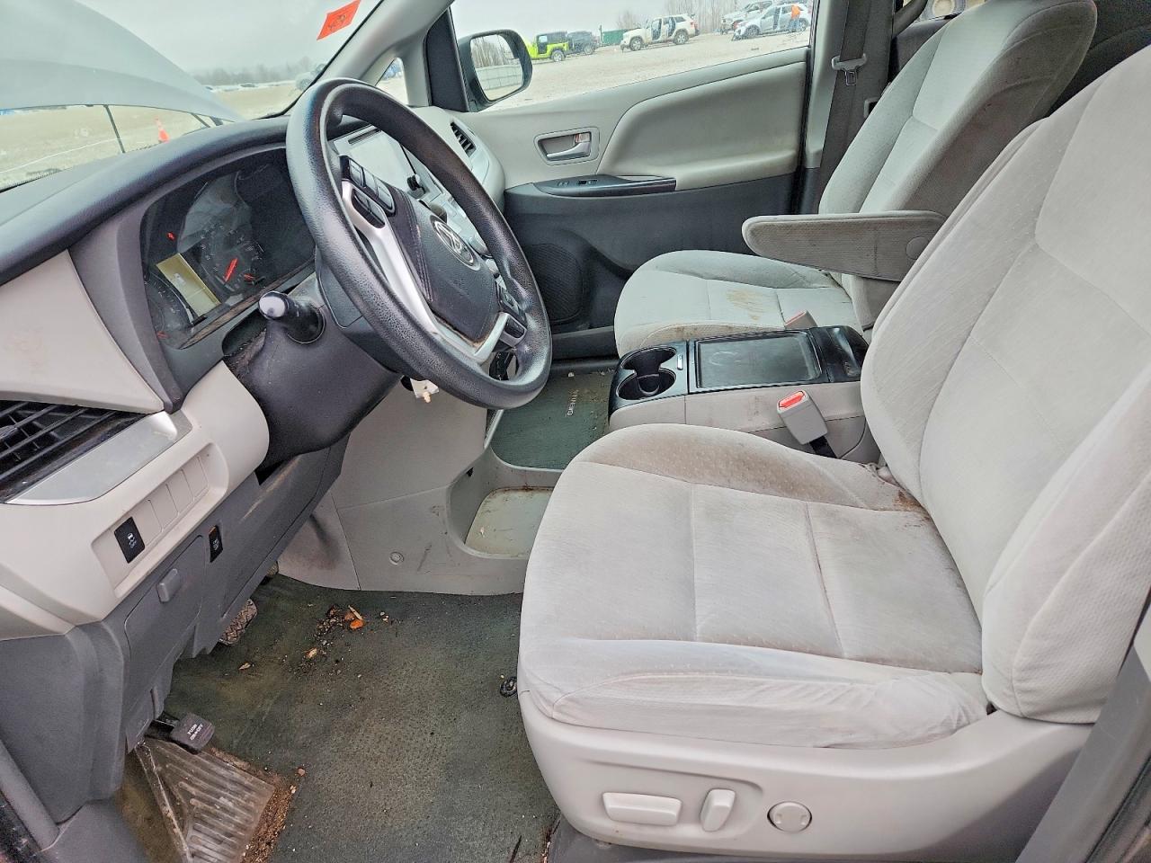 2015 TOYOTA SIENNA LE 8-PASSENGER photo 13