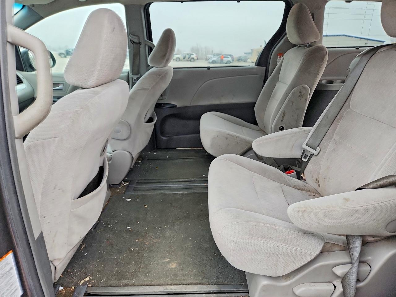 2015 TOYOTA SIENNA LE 8-PASSENGER photo 21