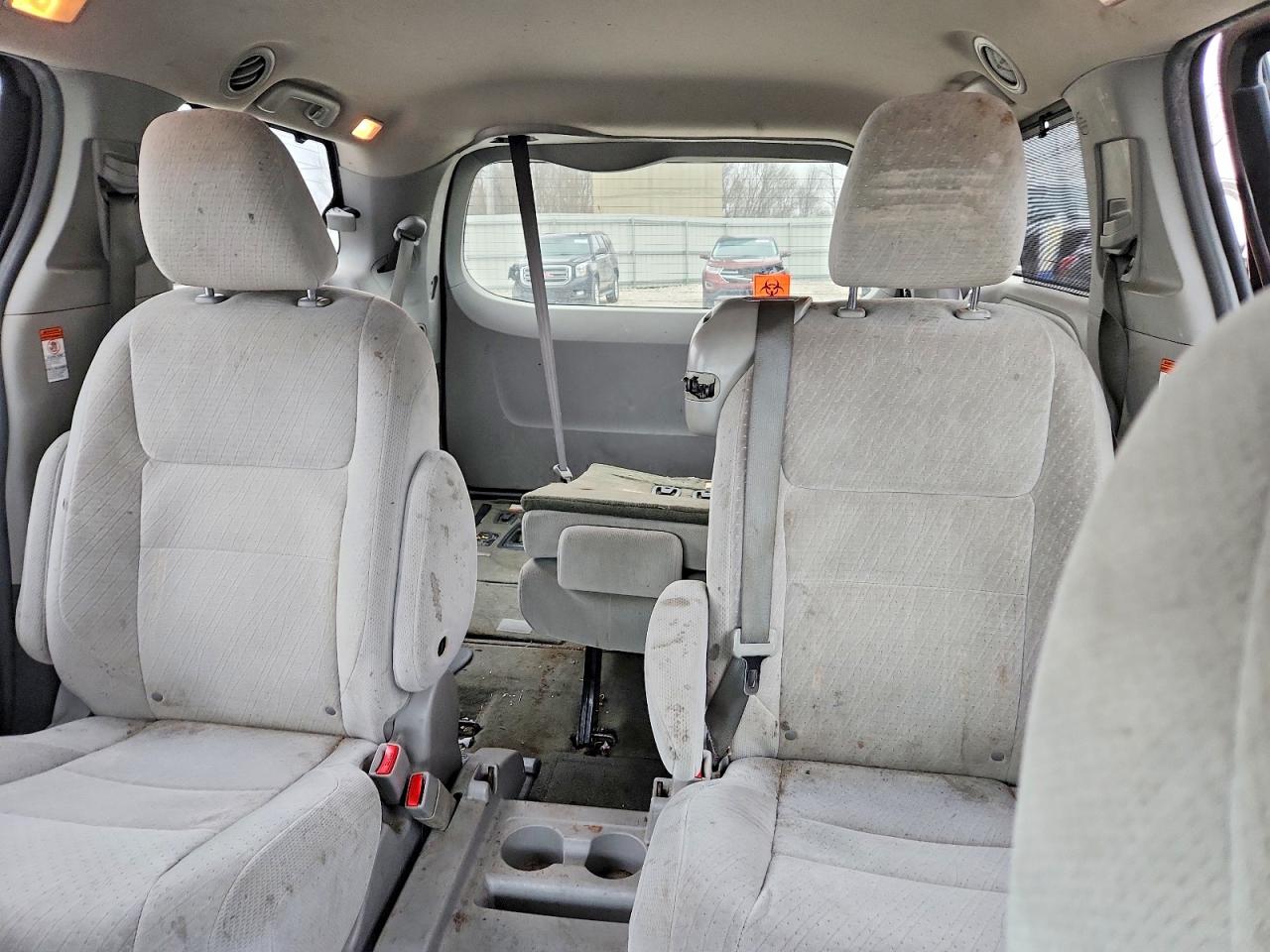 2015 TOYOTA SIENNA LE 8-PASSENGER photo 19