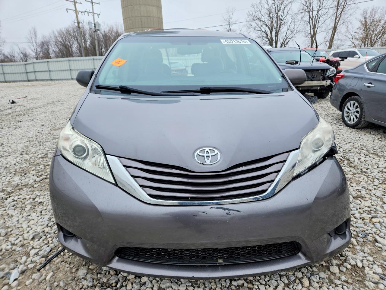 2015 TOYOTA SIENNA LE 8-PASSENGER photo 9