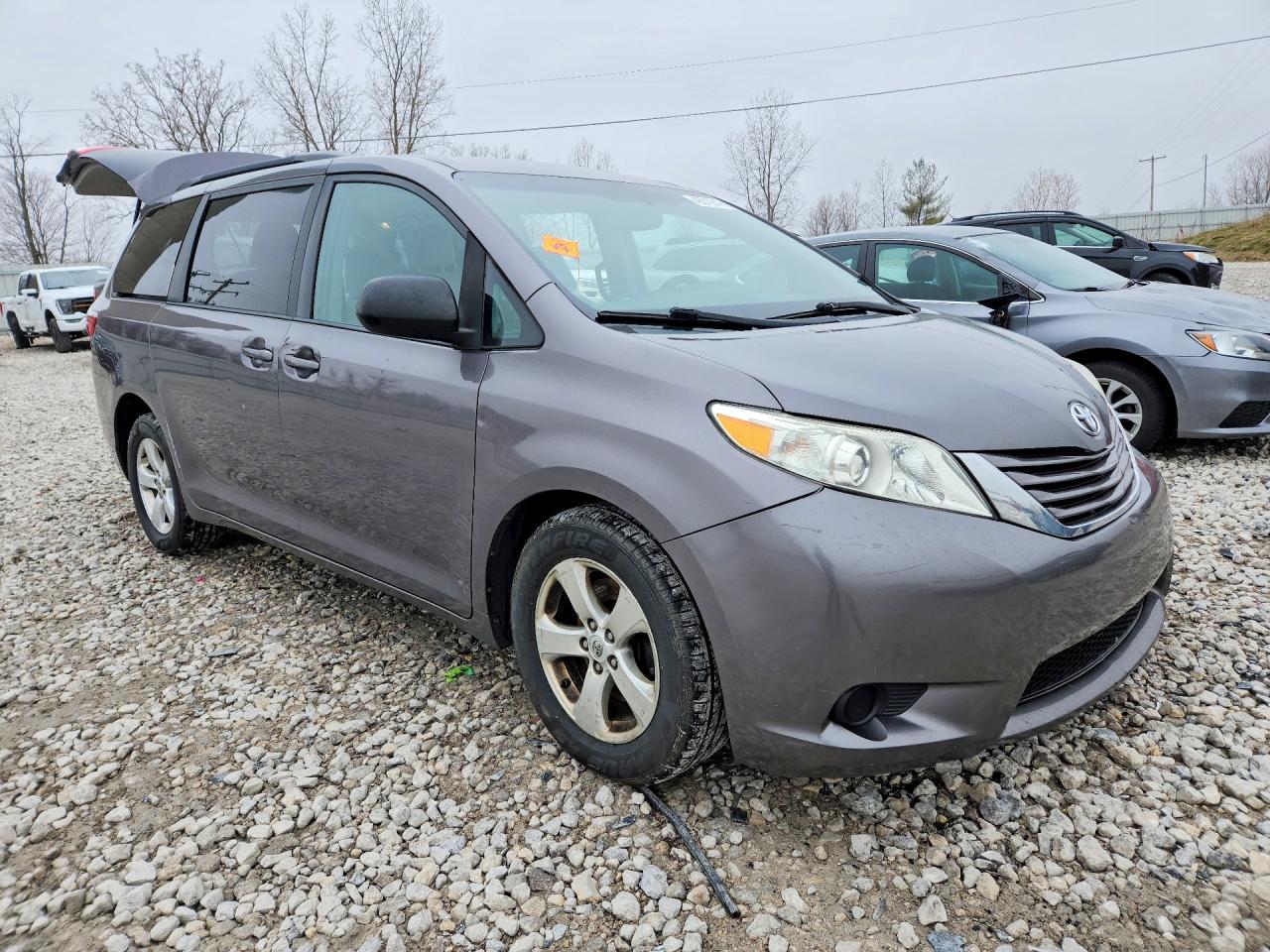 2015 TOYOTA SIENNA LE 8-PASSENGER photo 7
