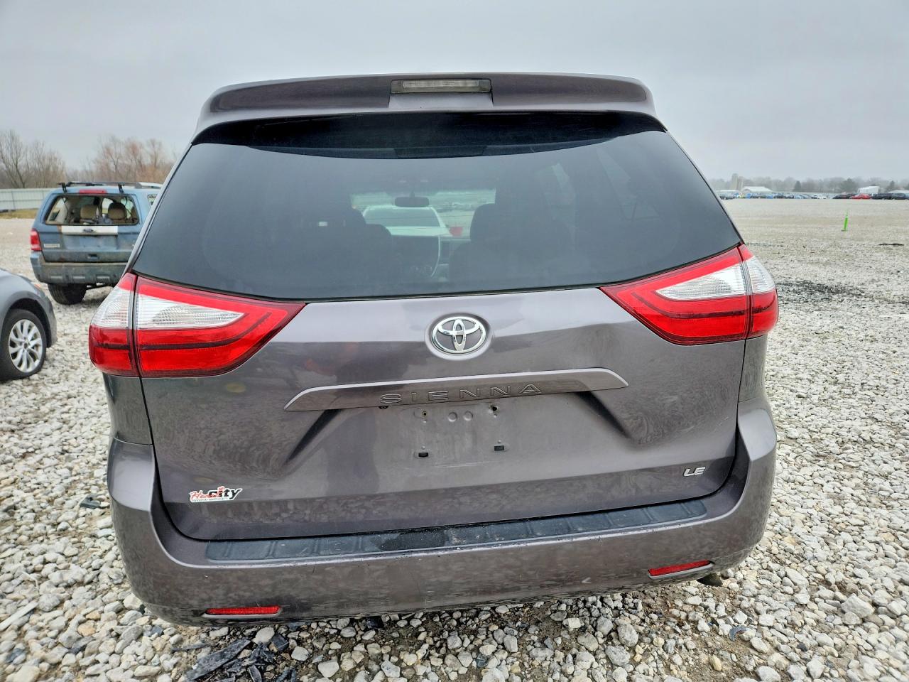 2015 TOYOTA SIENNA LE 8-PASSENGER photo 11