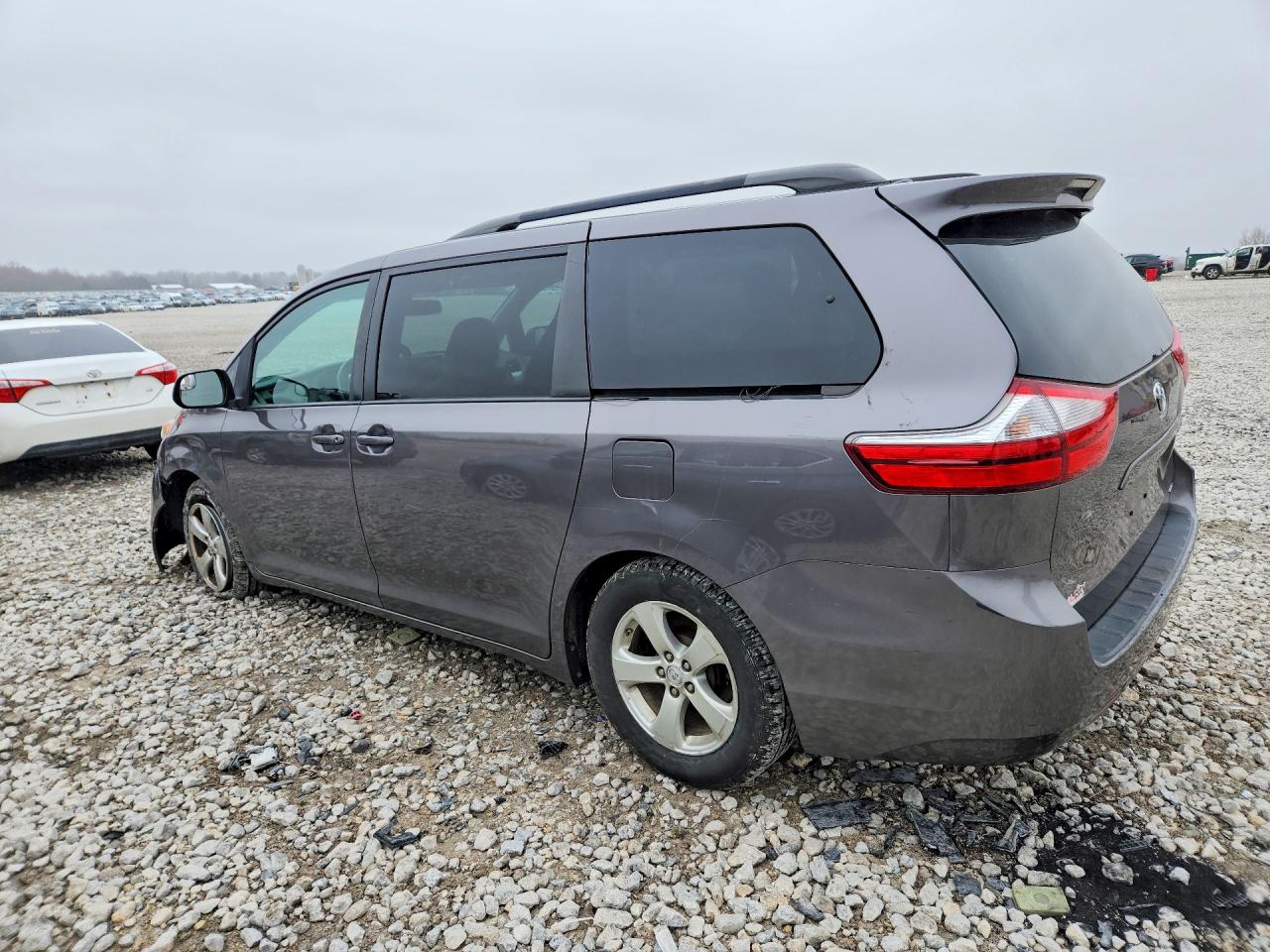 2015 TOYOTA SIENNA LE 8-PASSENGER photo 3