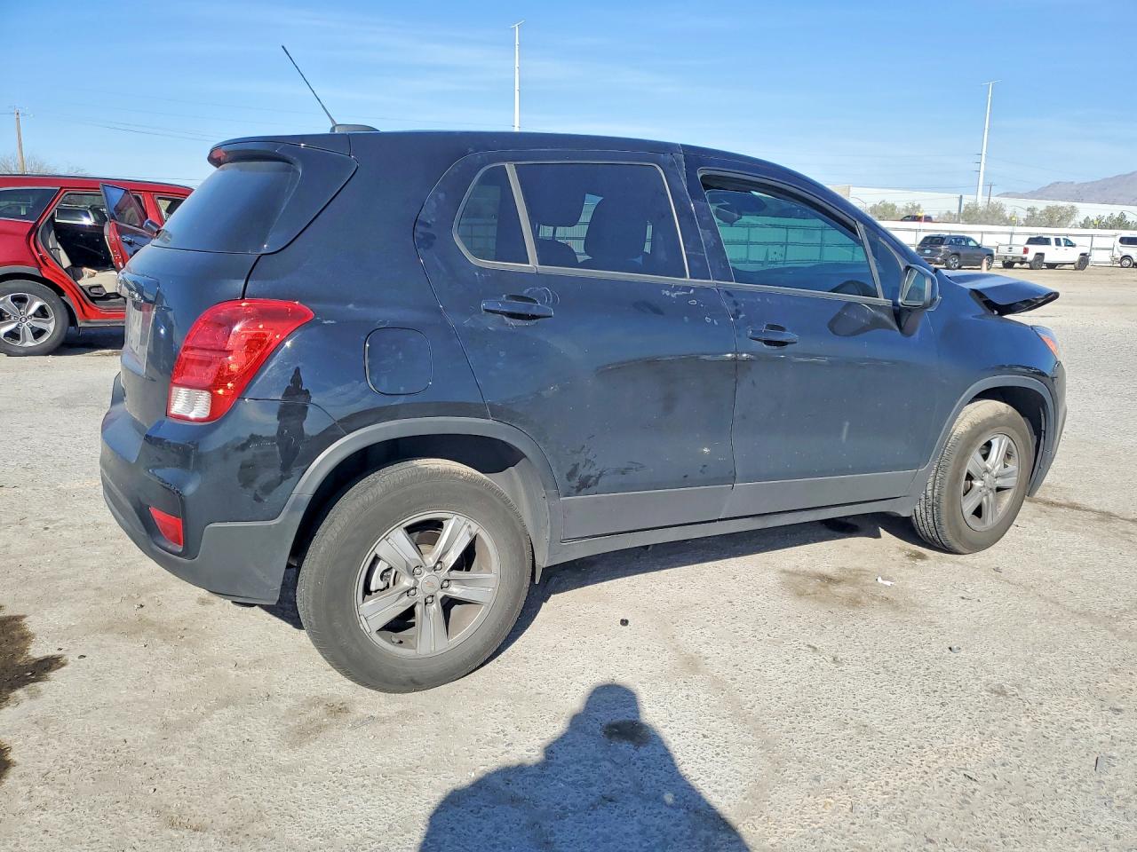 2022 CHEVROLET TRAX LS photo 3
