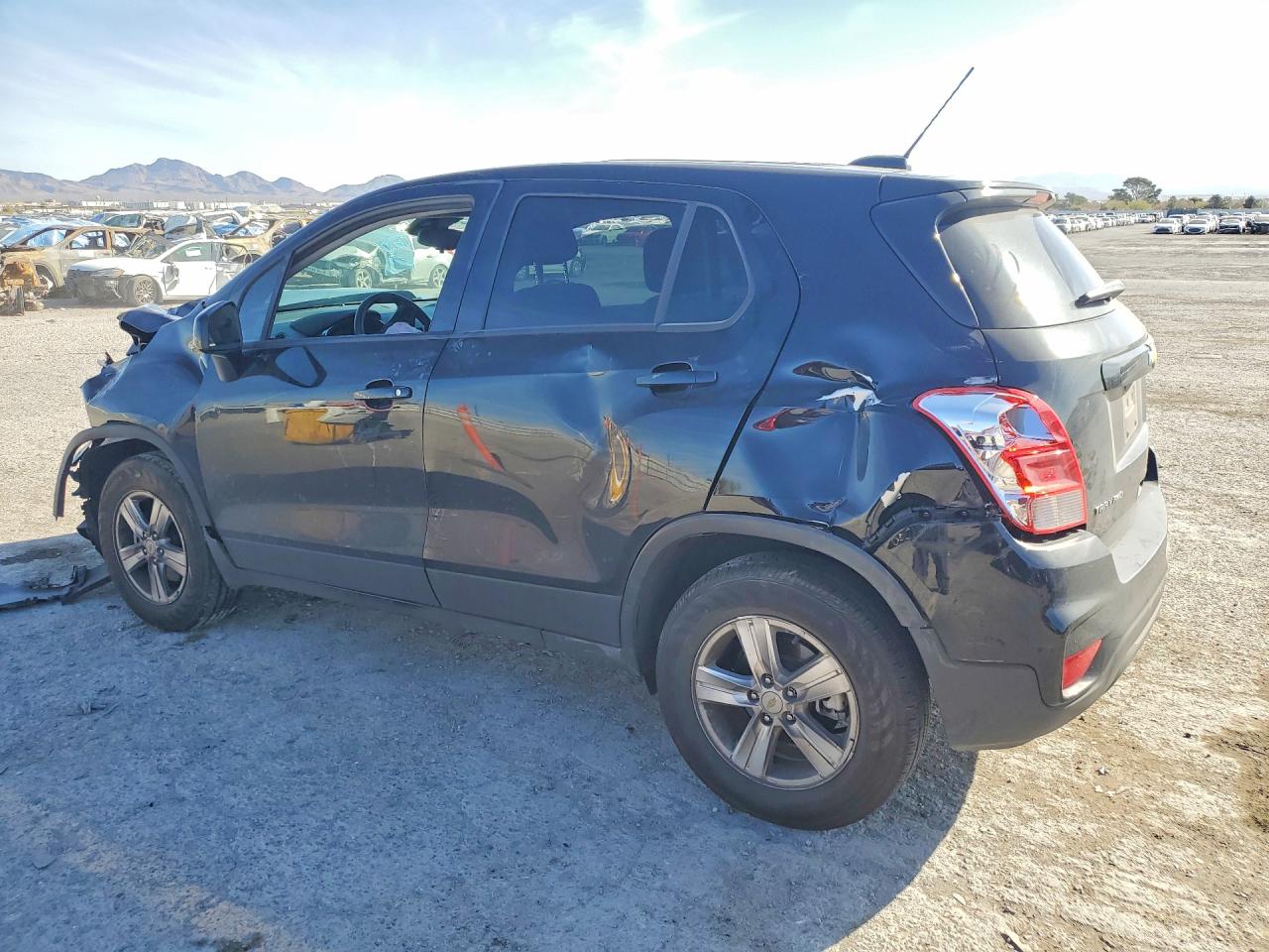 2022 CHEVROLET TRAX LS photo 2