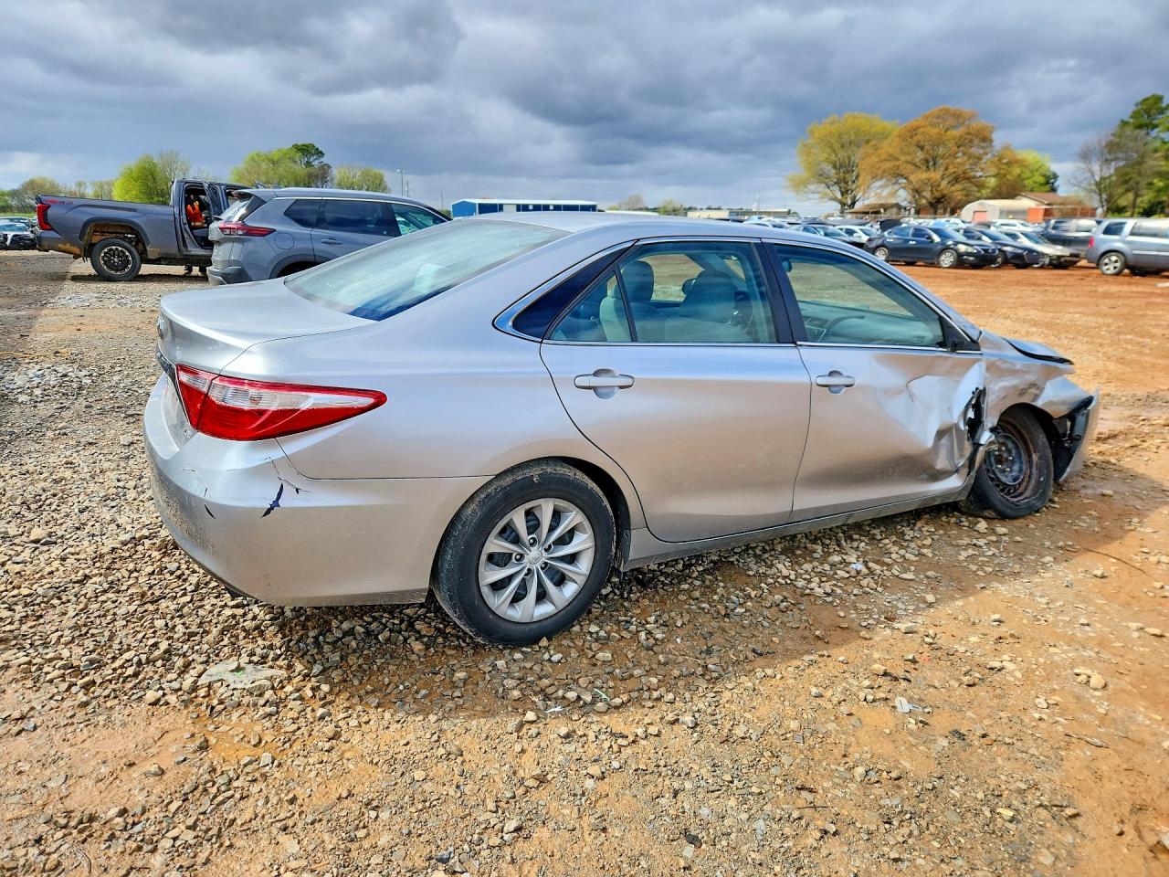 2015 TOYOTA CAMRY LE photo 5
