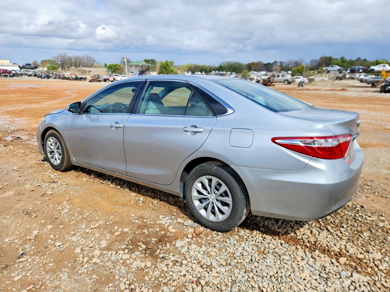 2015 TOYOTA CAMRY LE photo 3