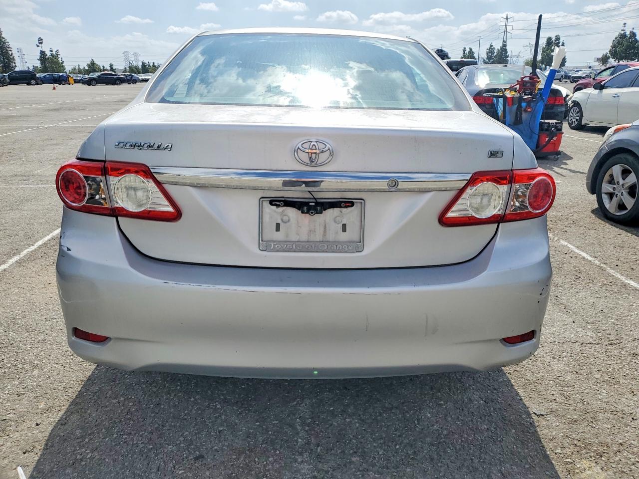 2013 TOYOTA COROLLA LE photo 11