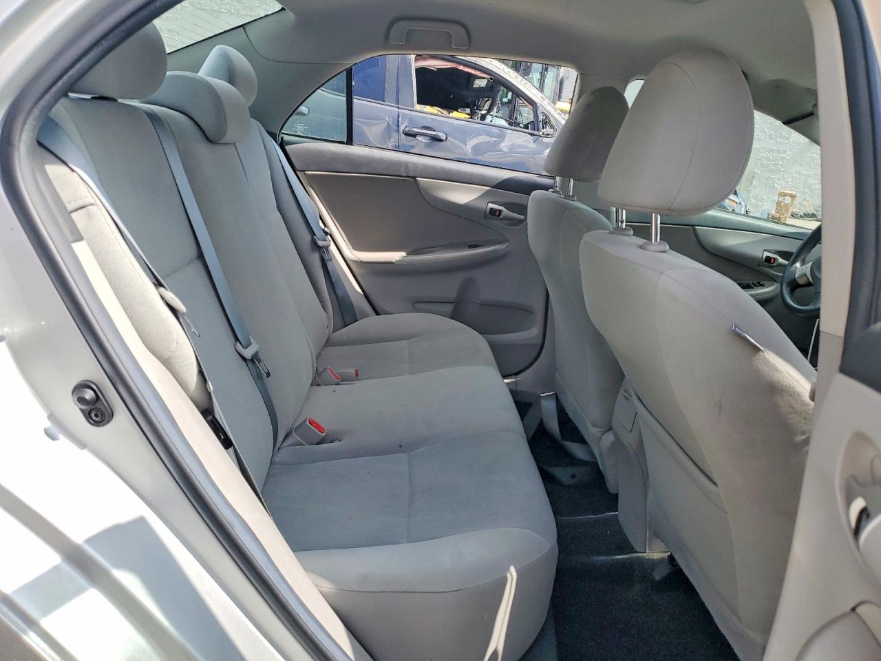 2013 TOYOTA COROLLA LE photo 19