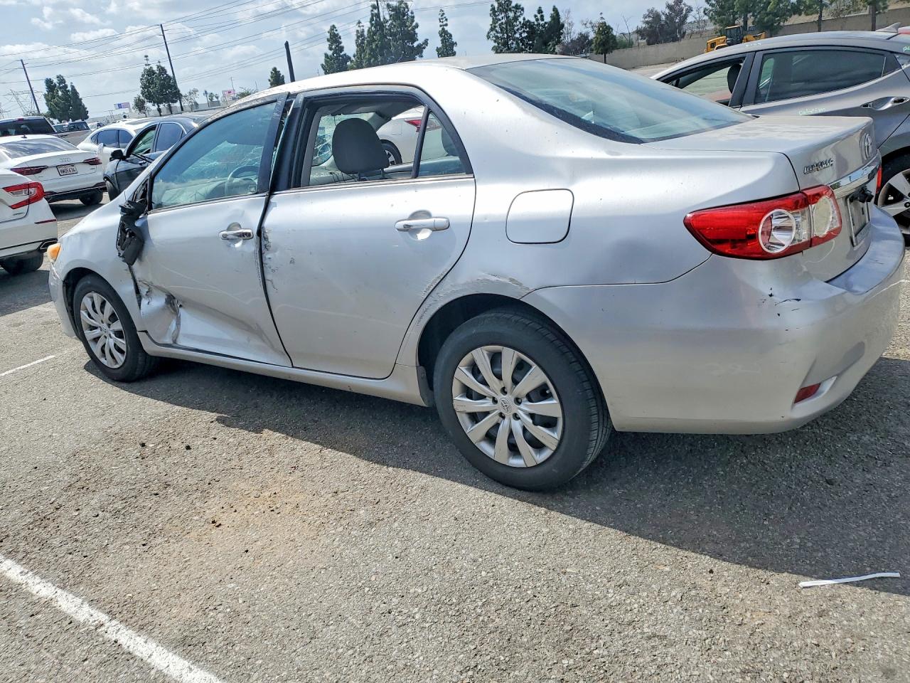 2013 TOYOTA COROLLA LE photo 3