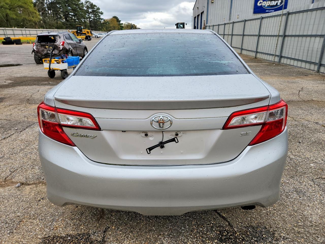 2014 TOYOTA CAMRY SE photo 11