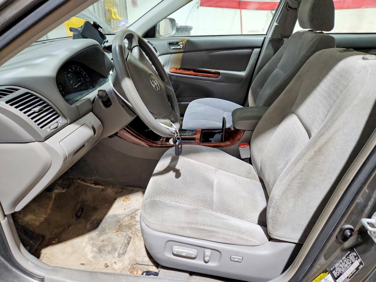 2004 TOYOTA CAMRY XLE photo 13