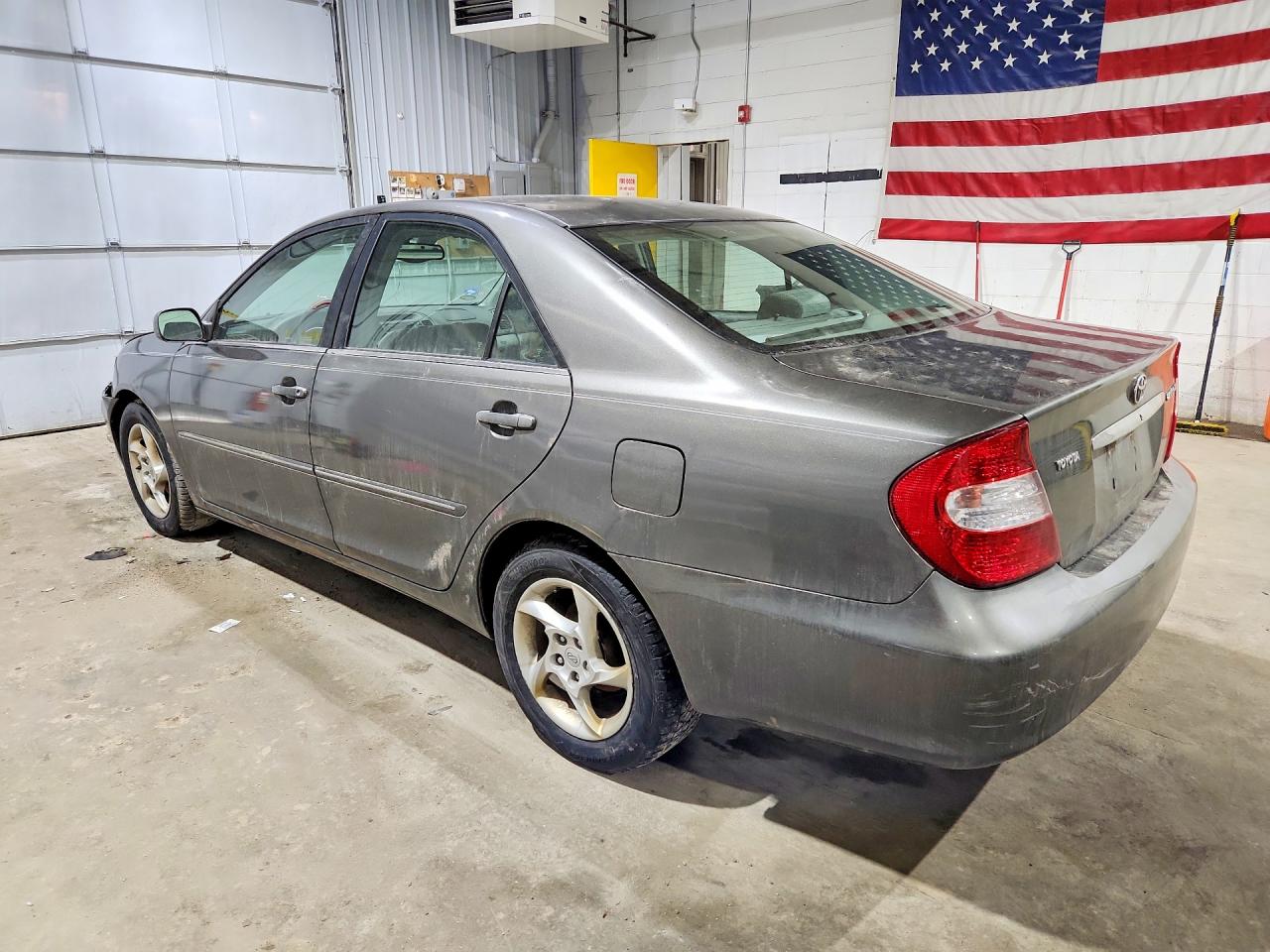 2004 TOYOTA CAMRY XLE photo 3