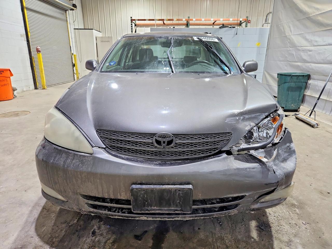 2004 TOYOTA CAMRY XLE photo 9