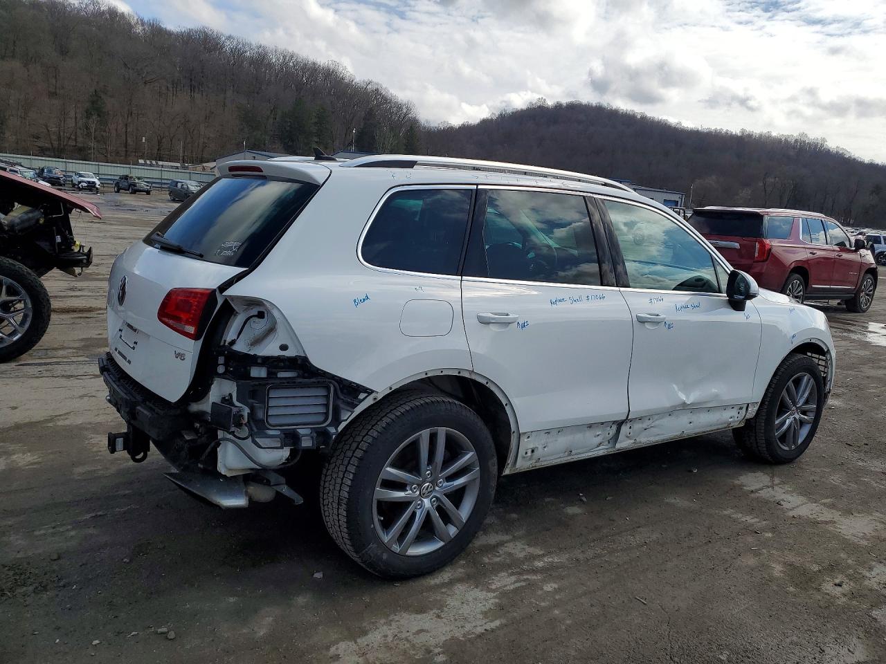 2016 VOLKSWAGEN TOUAREG SPORT photo 3
