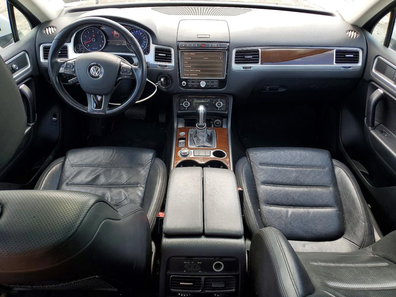 2016 VOLKSWAGEN TOUAREG SPORT photo 8
