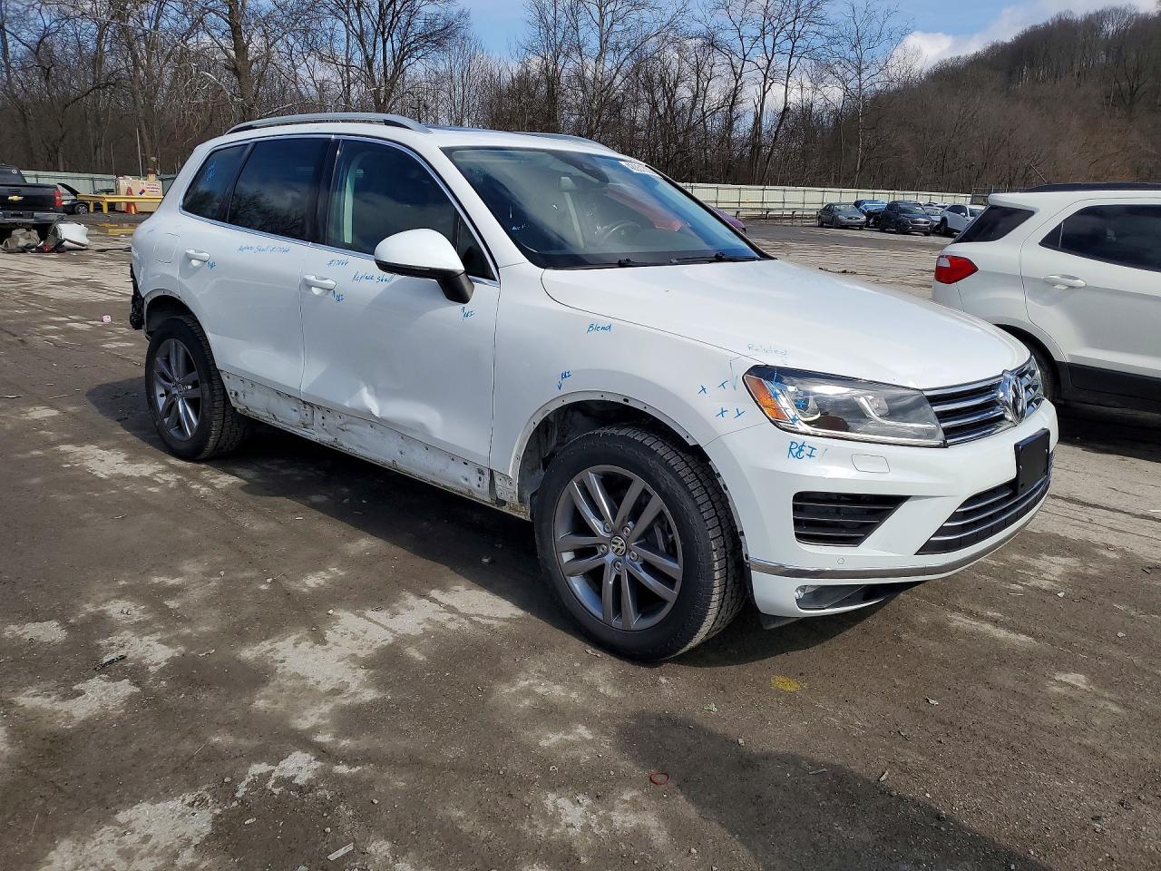 2016 VOLKSWAGEN TOUAREG SPORT photo 4