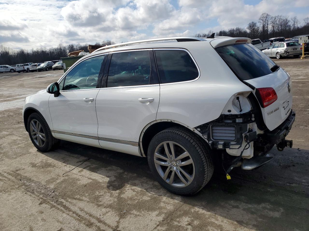 2016 VOLKSWAGEN TOUAREG SPORT photo 2
