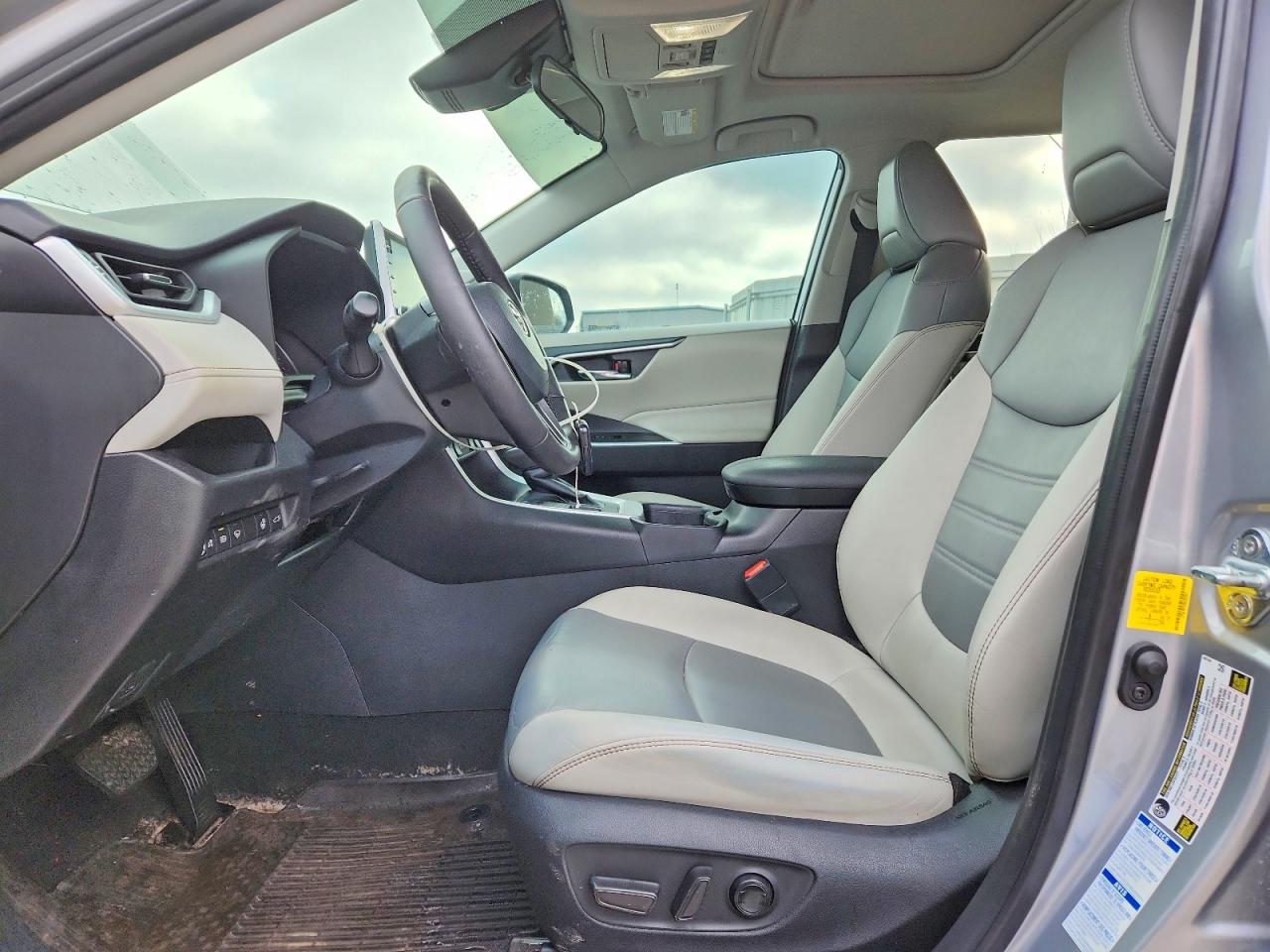 2022 TOYOTA RAV4 XLE PREMIUM photo 13