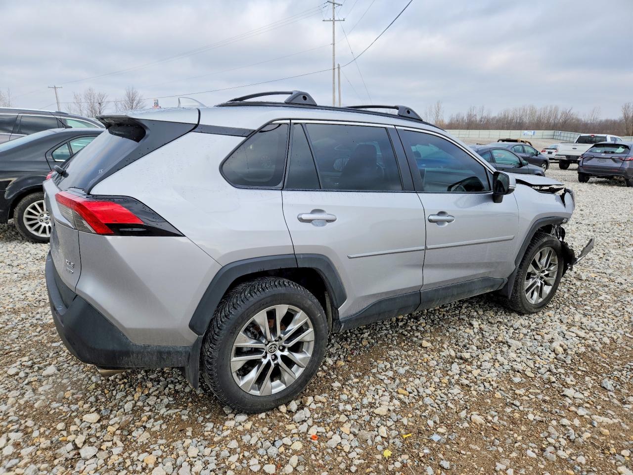 2022 TOYOTA RAV4 XLE PREMIUM photo 5