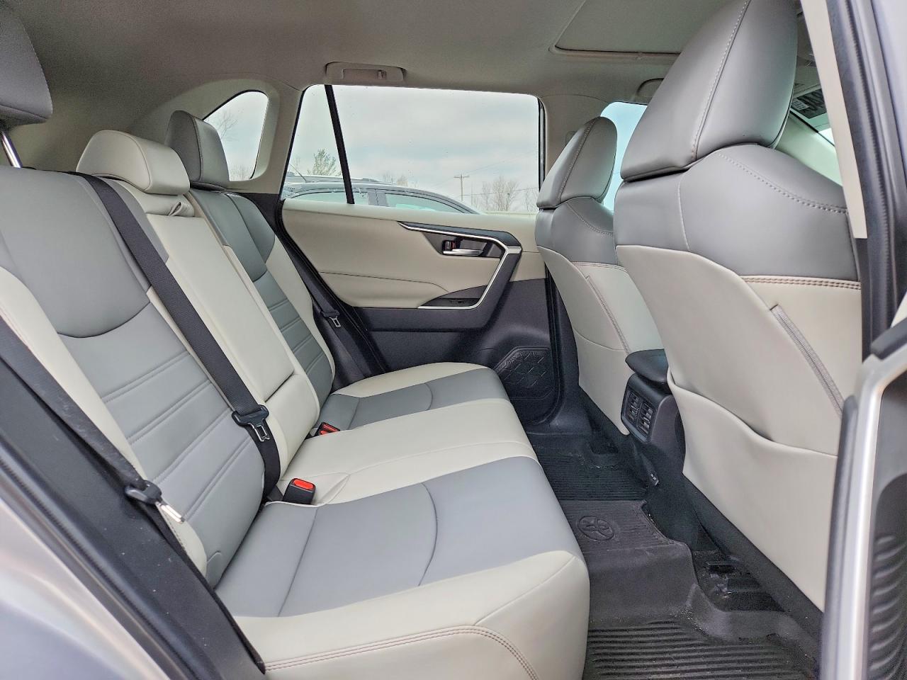 2022 TOYOTA RAV4 XLE PREMIUM photo 21
