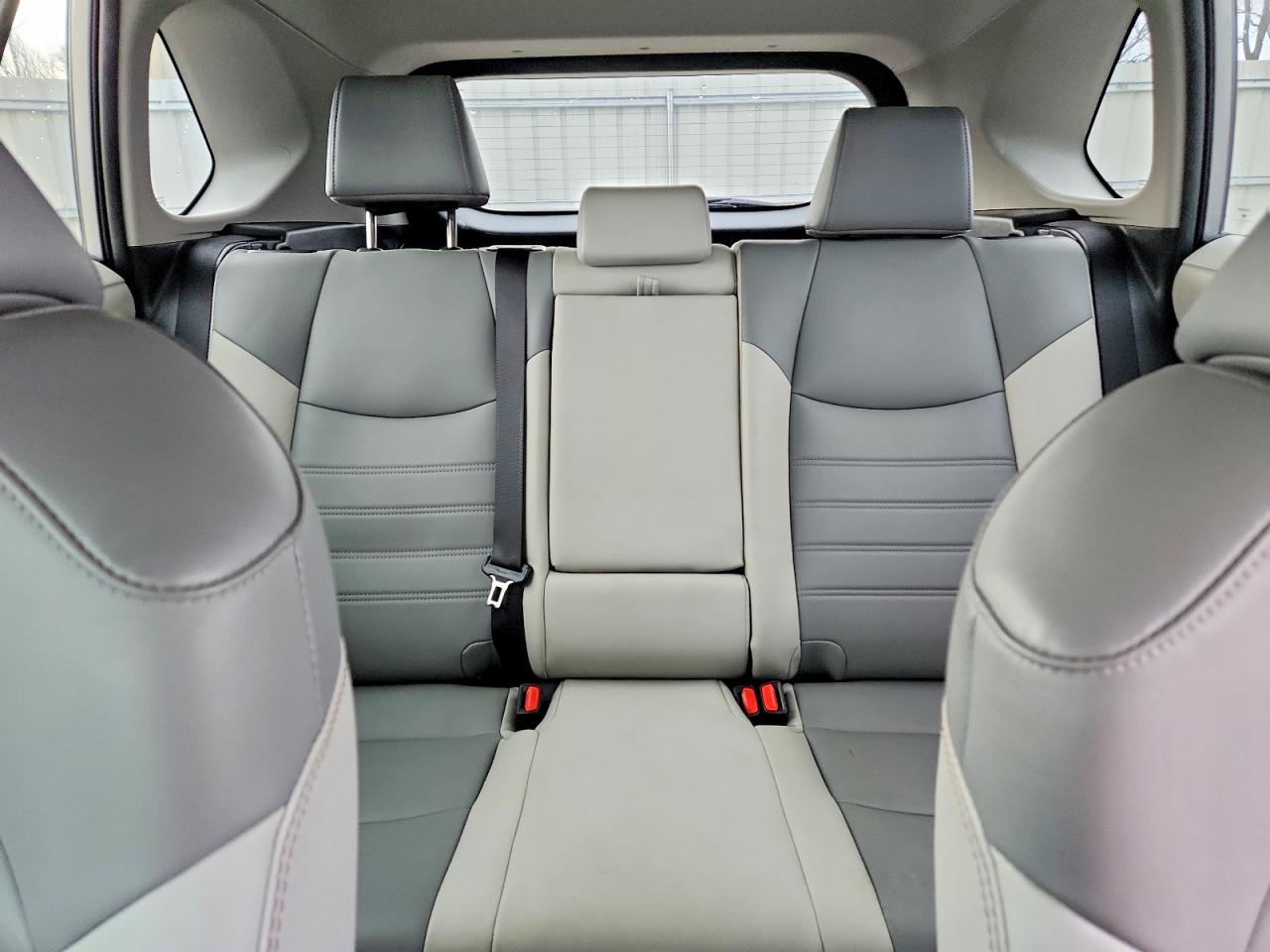 2022 TOYOTA RAV4 XLE PREMIUM photo 19