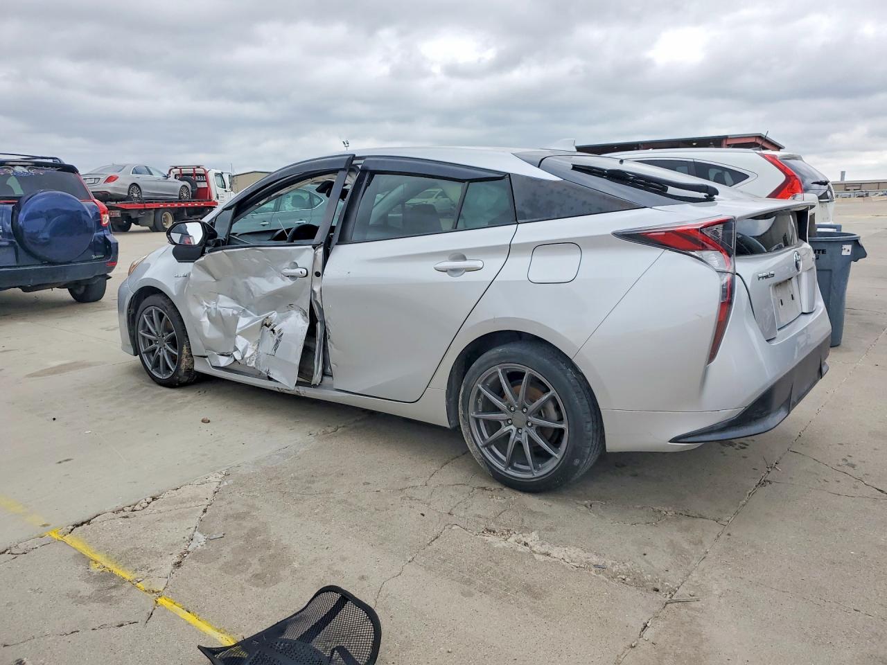 2017 TOYOTA PRIUS THREE TOURING photo 2
